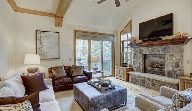 Luxury 4BR + Den Condo in Arrowhead Village