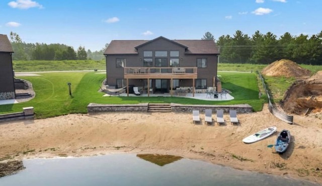Luxury 5BR Lakefront Retreat Private Beach Arcade Firepit Dells 30min