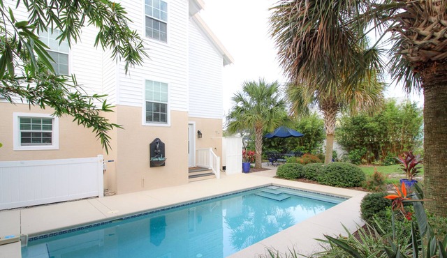 Luxury Beach House, Private Salt Pool. Walk to the Beach