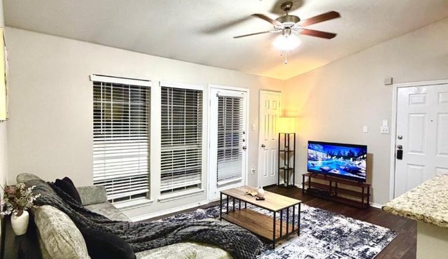 Luxury Dallas Escape- Resort View Prime Location
