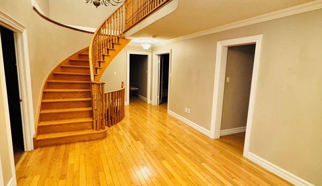 Luxury House 7 Bdrms - Near Airport, sq 1, Private Backyard