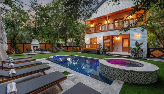 Luxury Retreat Downtown Pool Spa Sleeps 14