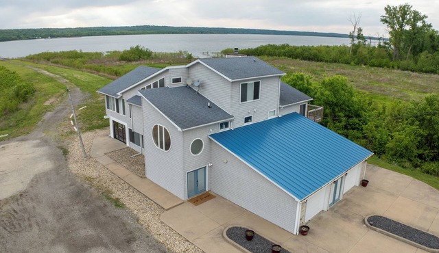 Luxury River Retreat, Private Spacious Home with stunning Sunset Views.