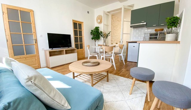Magnificent and spacious T2 Place Saint Sauveur