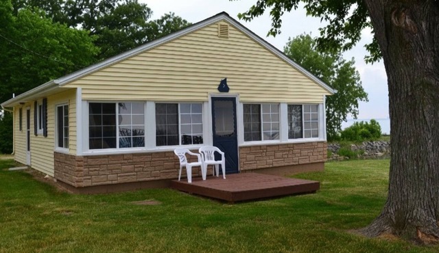 Marina Front 2BR Cottage #2 on Sandusky Bay — Steps from Marina, Beach & Pool