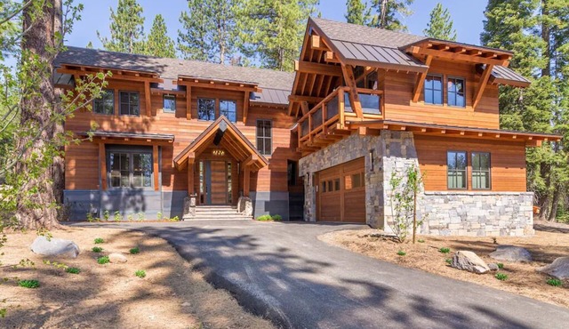 Martis Valley Modern Mansion. Tahoe Dream Home, Private Hot Tub & Golf!