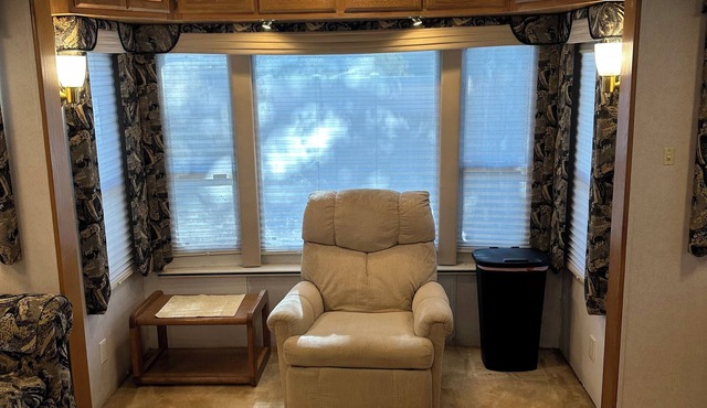 Max’s Properties 40’ RV with full Kitchen and Laundry