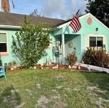 Mermaid Oasis Stuart Whole House 2 bed 2 Bath & extra Bonus Room- Fenced in Yard with Boat Parking