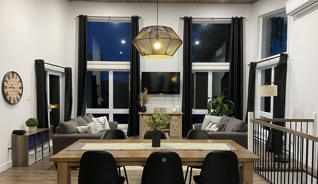 Mimozä: Contemporary, Beach & Hot Tub