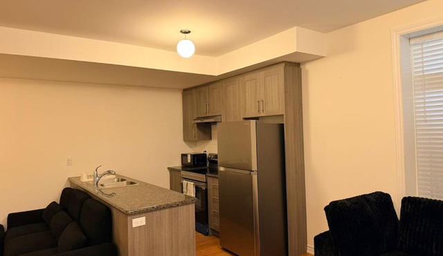 Modern 2 Bedroom Suite Near Airport Free Parking