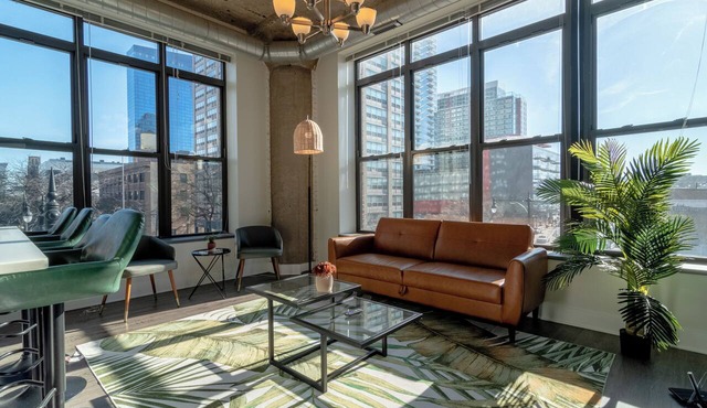 Modern 2BR/2BA Corner Suite Near McCormick Place