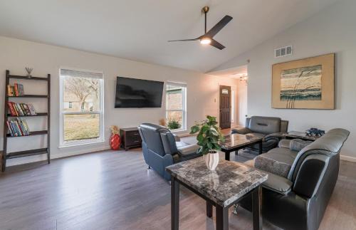 Modern 4 Bedroom home 20 mins to DFW Airport and 35 mins from Dallas Stadium - Great for World Cup Fans !
