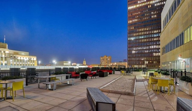 Modern Apartment Downtown in Skywalk with Gym