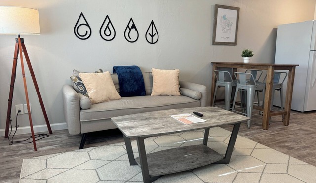 Modern & Cozy 2BR w/King Bed in Appleton, 30 mins by drive from Lambeau Field