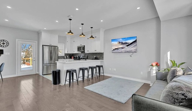 Modern & Cozy 3BR Home in Oshawa