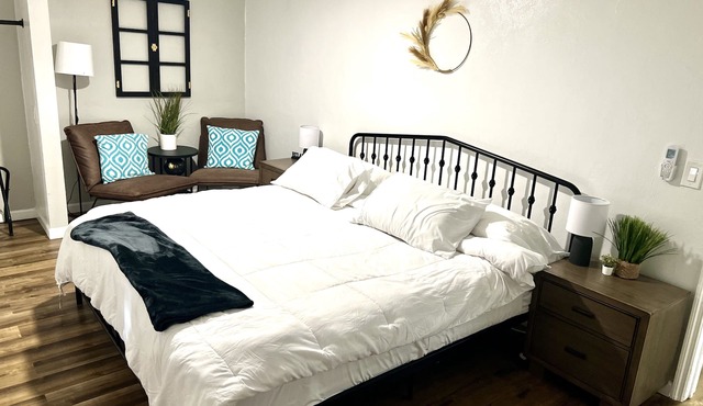 Modern Daytona Retreat Sleeps 5 King + Queen Fire Pit 10 Min to Speedway & Beach