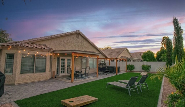 Modern Gilbert Getaway w/Hot Tub Spacious Backyard Near Downtown in Gilbert