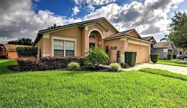 Modern House w/FREE 1st Morning Breakfast & unlimited Heated Pool !