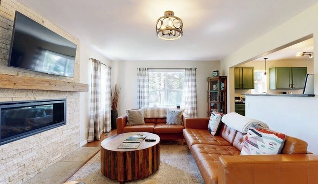 Modern, mountain-view townhome with fireplace & W/D - walk to Riverwalk & park