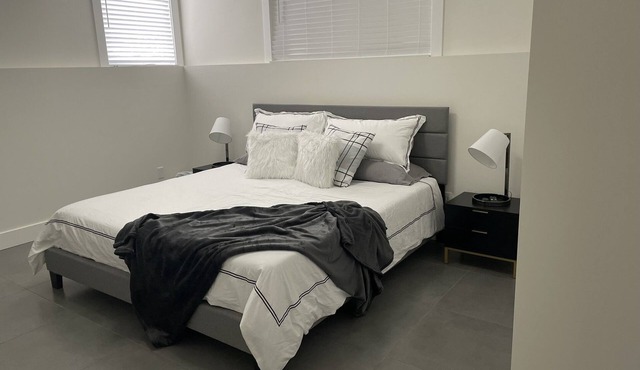 Modern spacious 2 bedroom apartment, close to all amenities