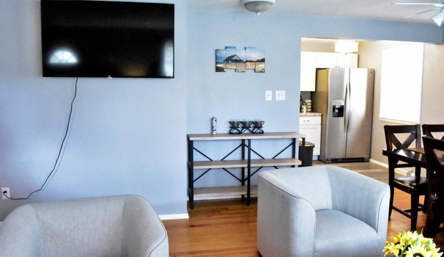 Modern & Spacious ~ Near Bill Snyder ~ ♛Royal Beds