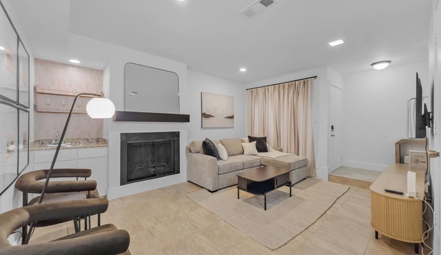 Modern & Stylish Arlington Home Near AT&T Stadium