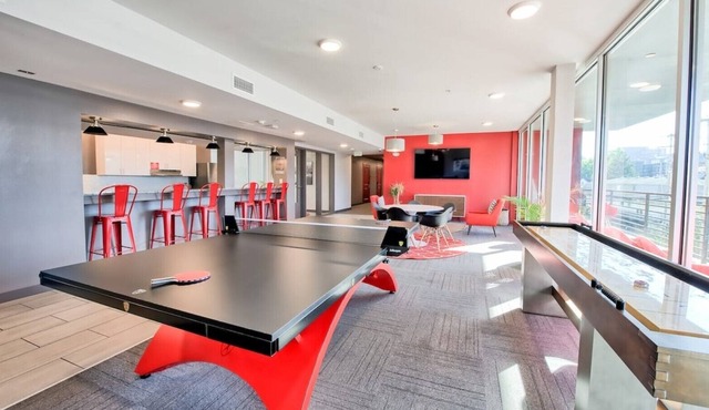 ⭐Modern Tiny Studio 🌃 Free Parking, Hot Tub, Fitness Center, TV, WiFi, & More! in Columbus