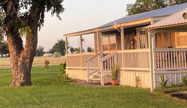 Mom's Place - 1 bedroom cabin with AC/HEAT. 1 1/2 miles from downtown DeLeon, TX