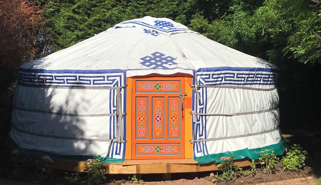 Mongolian Yurt set in beautiful gardens with private kitchen/bathroom & jacuzzi