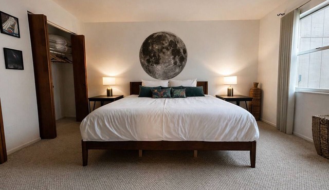 Moon Themed Condo - 10 Mins for KSC & 45 to Orlando!