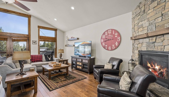 Mountain Getaway w/Great Fireworks View, 3 King Beds, AC | 3-min walk to Trails