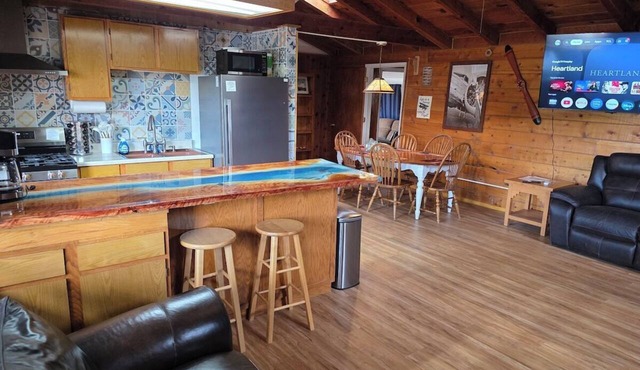 Mountain Runway Lodge - Stay on the Airstrip