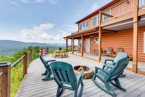 Mtn-View Cabin: Deck & Pets Welcome in Murphy