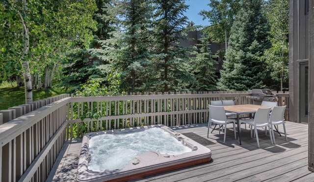 Multi-Level Snowmass Haven! Private Hot Tub, Deck w/Grill, Wood FP, W/D, Parking & Near Shuttle