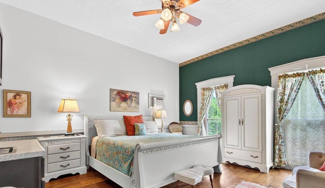 Nashville charm, Suite#1 is located steps from shops, restaurants. Pet friendly!