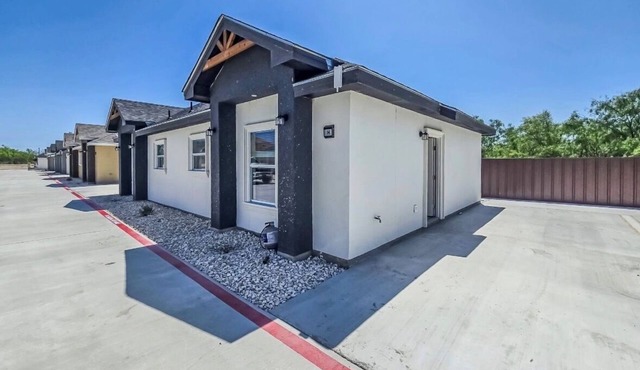 Near Kickapoo Casino1-bedroom condo with AC in charming Eagle Pass in Eagle Pass