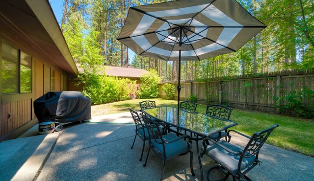 Nestled in the heart of Graeagle Meadows, Private Fenced Yard, Sleeps 6