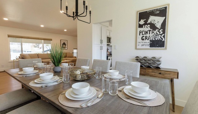 NEW! Chic+Cozy, Sleeps 14, King Bed, Work Desk, Tahoe 30 min, Mt Rose Ski 20 min