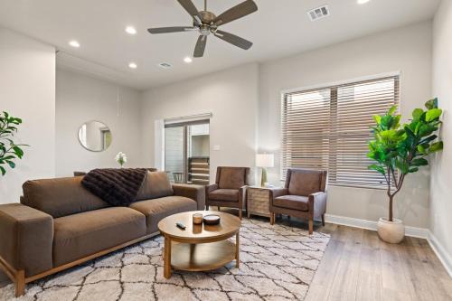 NEW Mais La House Garage KING 85 TV Cajun Luxury
