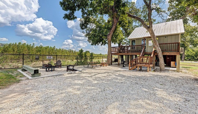 Nueces Riverfront Treehouse