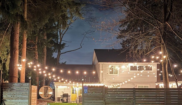 NW Lodge Seattle: Close to Train, AC, Sauna, 2 King Bed, Big Fenced Yard/Parking