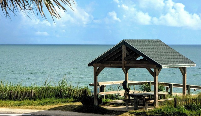 Oceanfront Townhouse- Relax at Pelican Place right next to beach & walk to town!