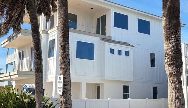 Oceans 11–Huge Ocean Views, Pool & 50 Steps to Beach, East of A1A