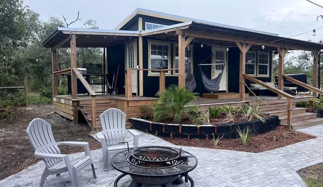 Off-Grid, Lakeside Tiny Home in Punta Gorda, Florida, Perfect for a Weekend Getaway