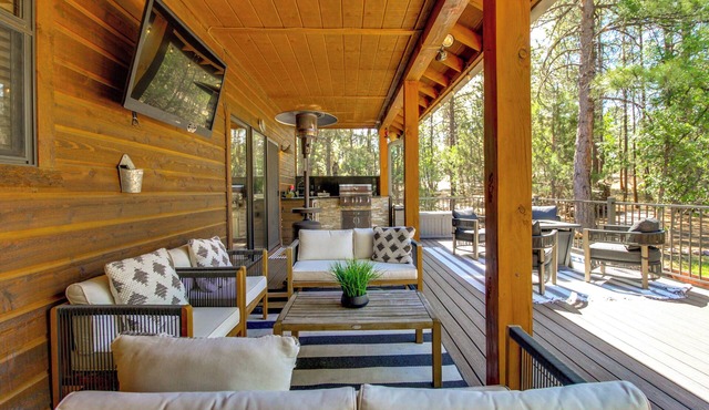 Outdoor Oasis w/Fire Pit & Grill! Torreon Escape