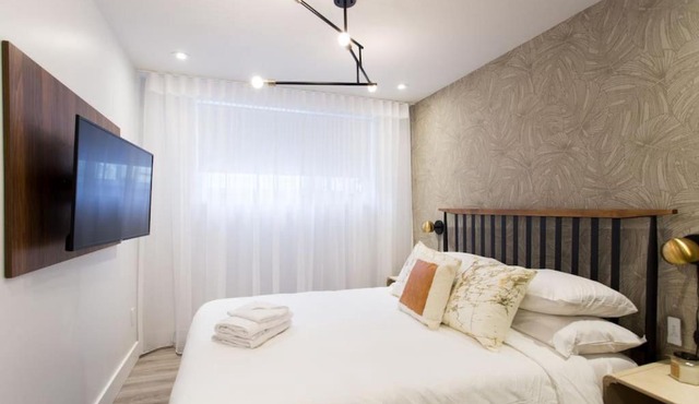 Palms Little Italy Studio with full bathroom by Denstays