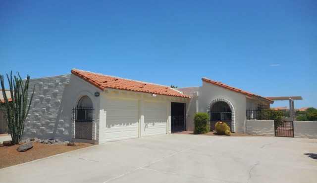 Panoramic Views Inside & Outside! Quiet Home Near Rec Ctr - Green Valley Villa