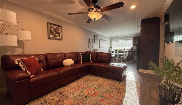 Parking | 5 min downtown | WD | TV bedroom | Pool