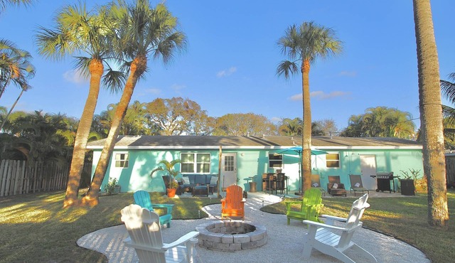 Parrothead Tiki - Great location with firepit, private yard and outdoor shower