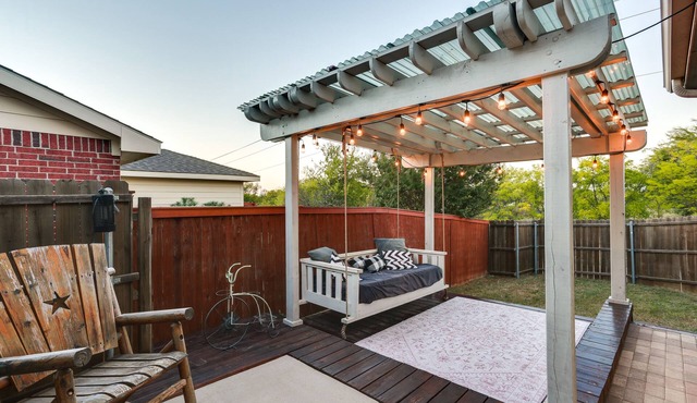Patio, Pergola & Pool Access: Aubrey Retreat!